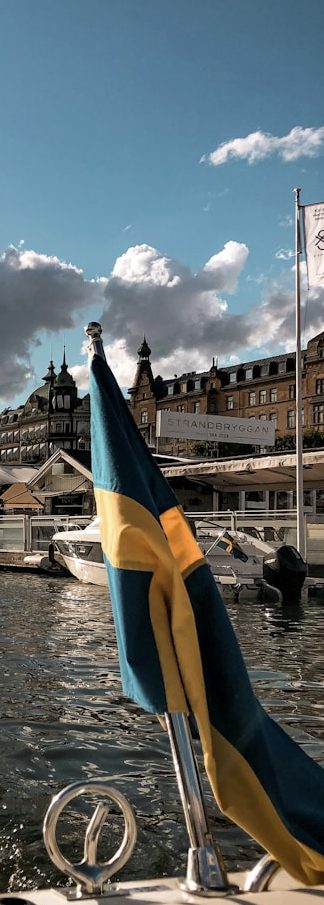 AI-kunskap - viktigt på riktigt Vi hjälper Sverige bygga AI-kompetens som skapar den framtida välfärd som behövs för att kunna försvara vår demokrati och frihet